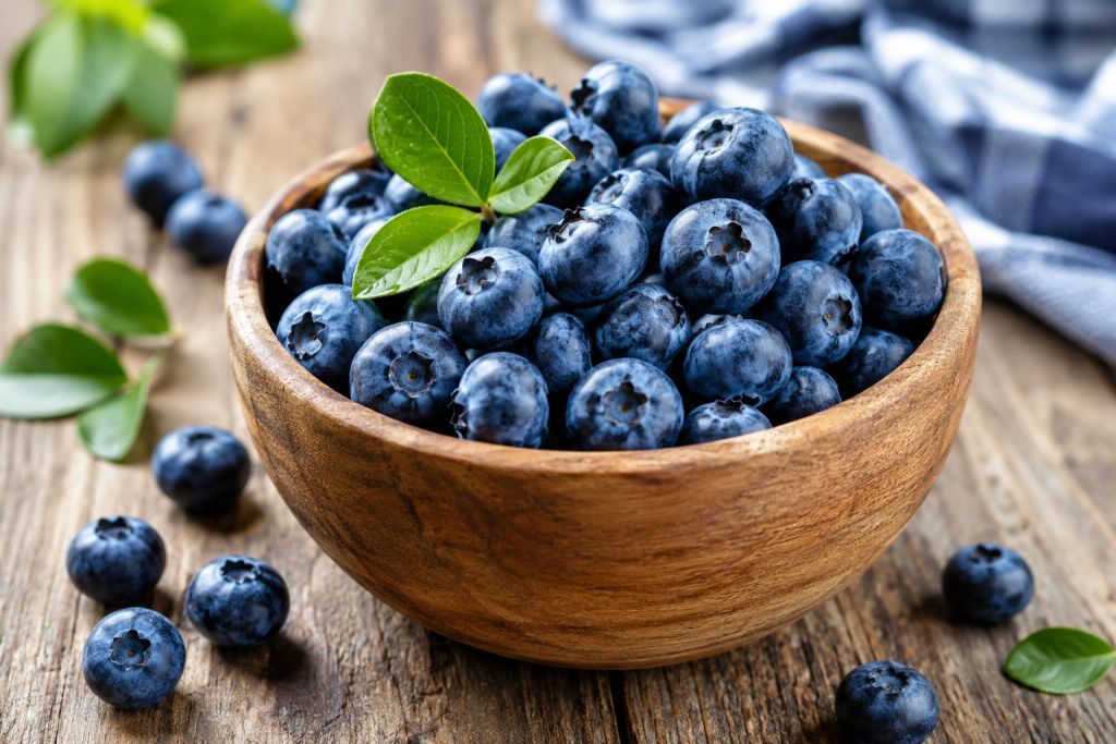 Blueberries health benefits fresh blueberries in a bowl